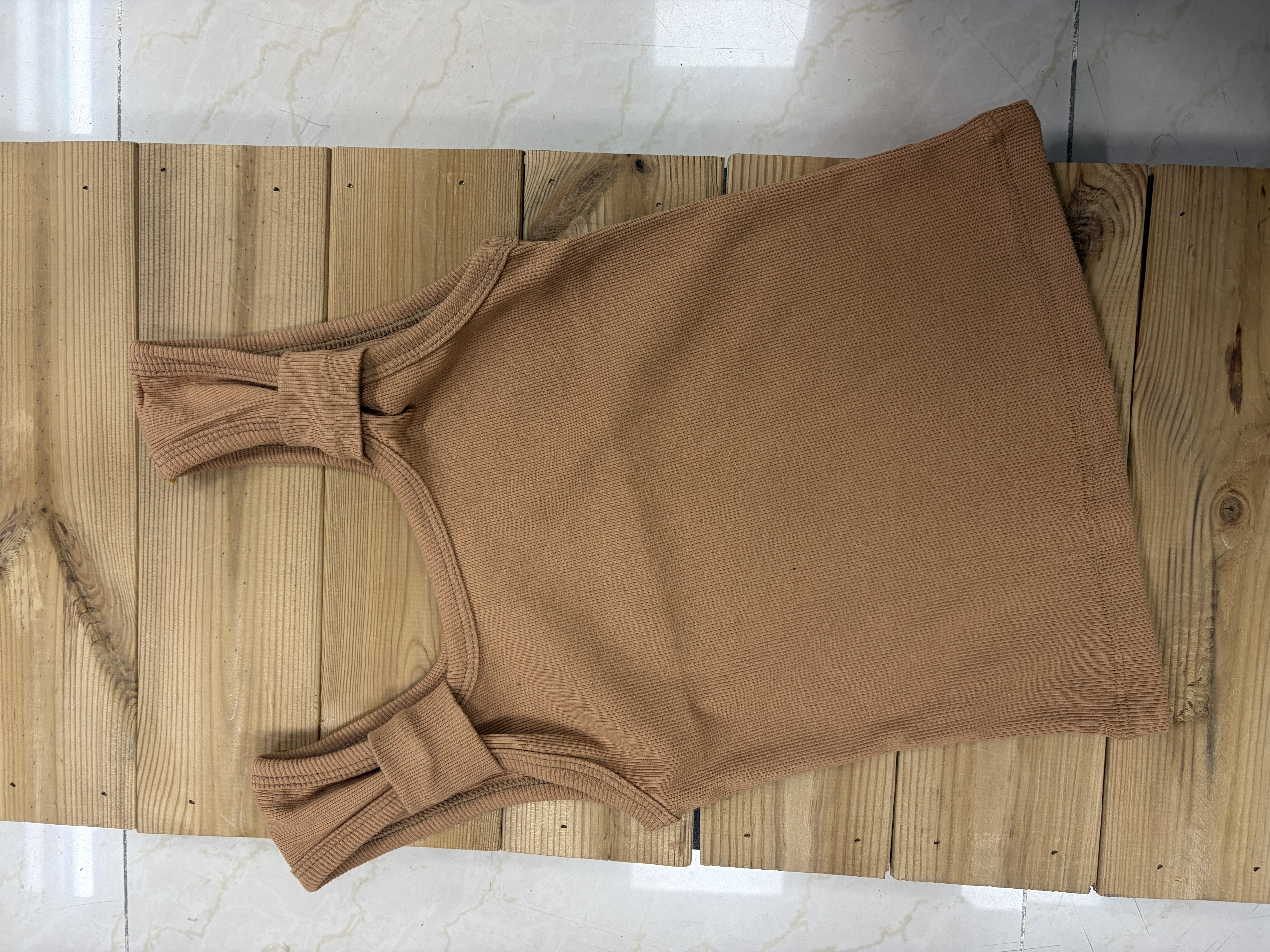 تاپ زنانه کبریتی سرشانه پهن یقه گرد اسپرت
